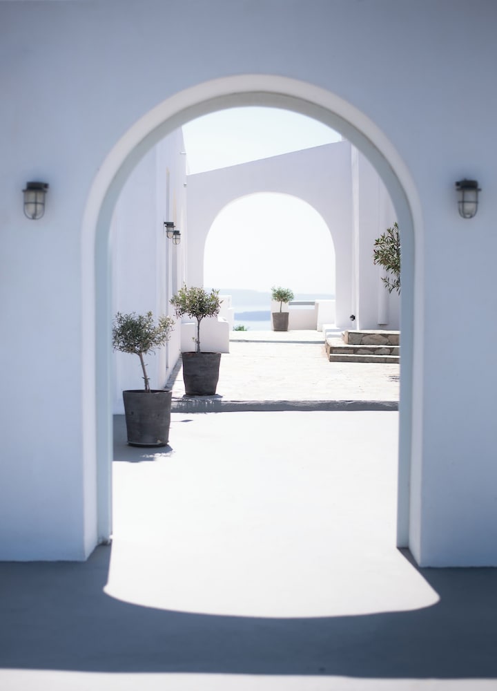 Mr and Mrs White Oia – Santorini — Hotel building in Oia, South Aegean