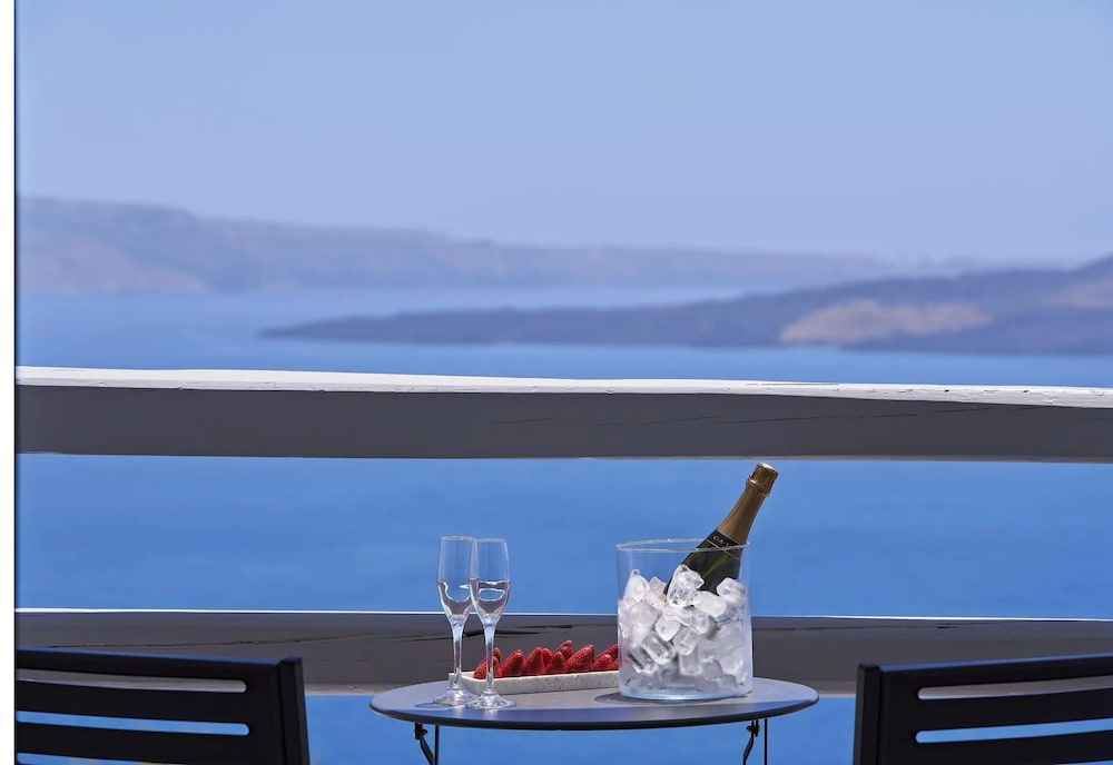 Mr and Mrs White Oia – Santorini — Restaurant & bars in Oia, South Aegean
