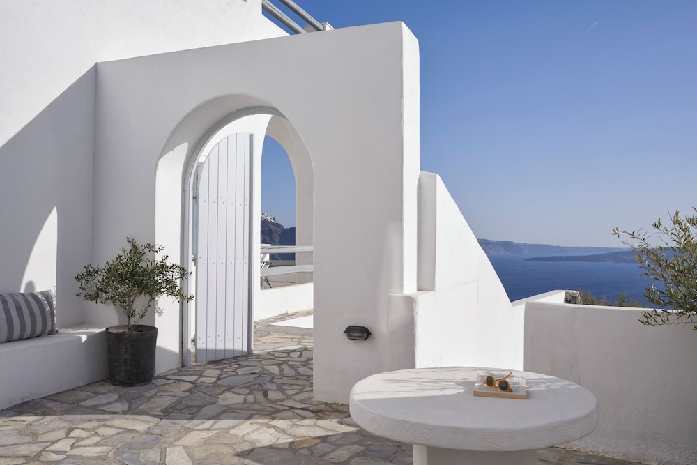 Mr and Mrs White Oia – Santorini — Hotel building in Oia, South Aegean