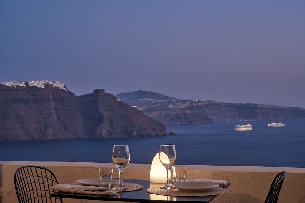 Mr and Mrs White Oia – Santorini - zdjęcie 4
