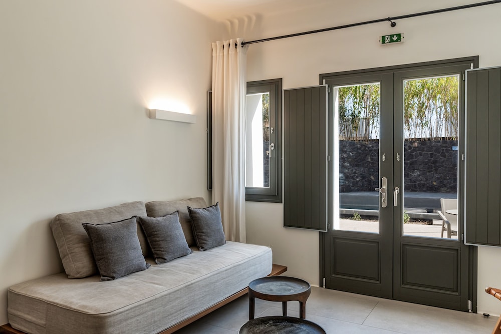 Orama Hotel & Spa — Hotel rooms in Karterados, South Aegean