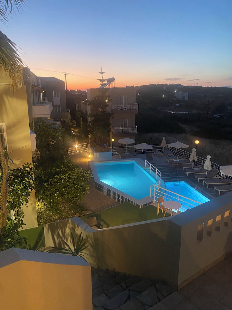 Pelagia Bay — Swimming pool in Lygaria