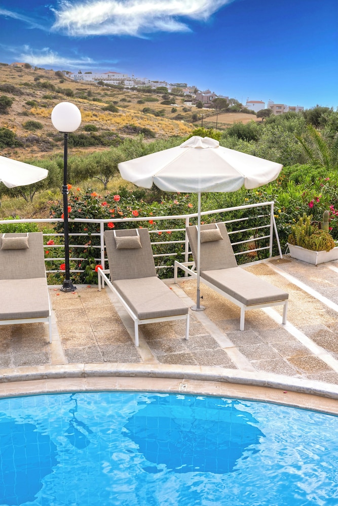 Pelagia Bay — Swimming pool in Lygaria
