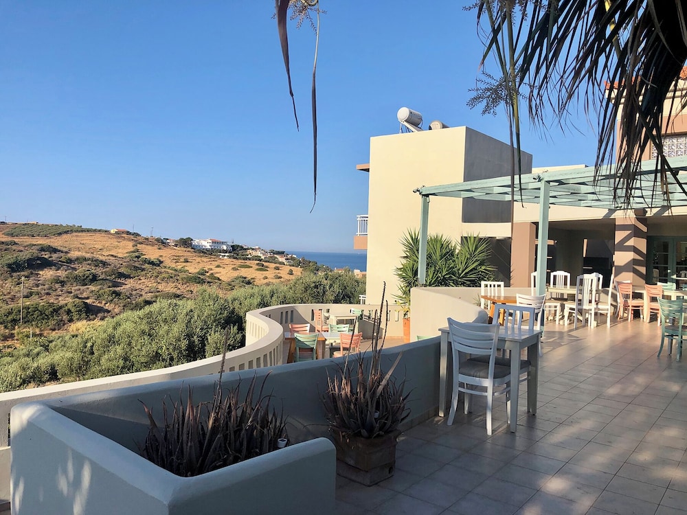 Pelagia Bay — Hotel building in Lygaria