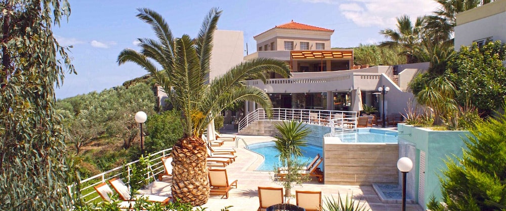 Pelagia Bay — Swimming pool in Lygaria
