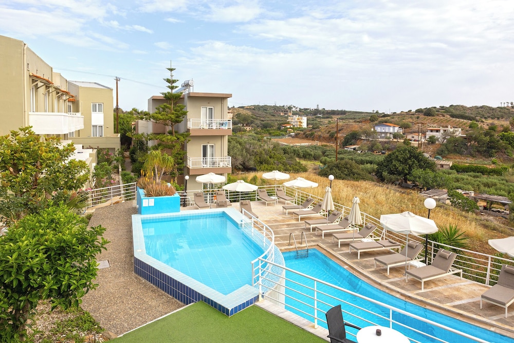 Pelagia Bay — Swimming pool in Lygaria