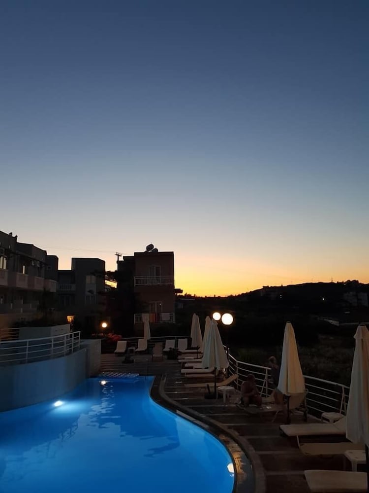 Pelagia Bay — Swimming pool in Lygaria