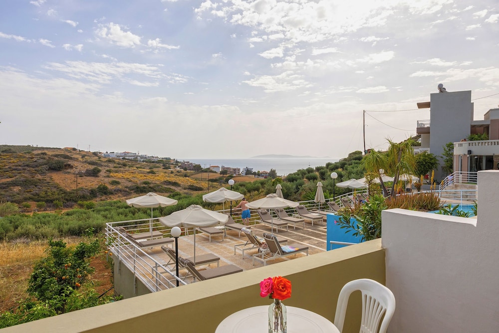 Pelagia Bay — Swimming pool in Lygaria