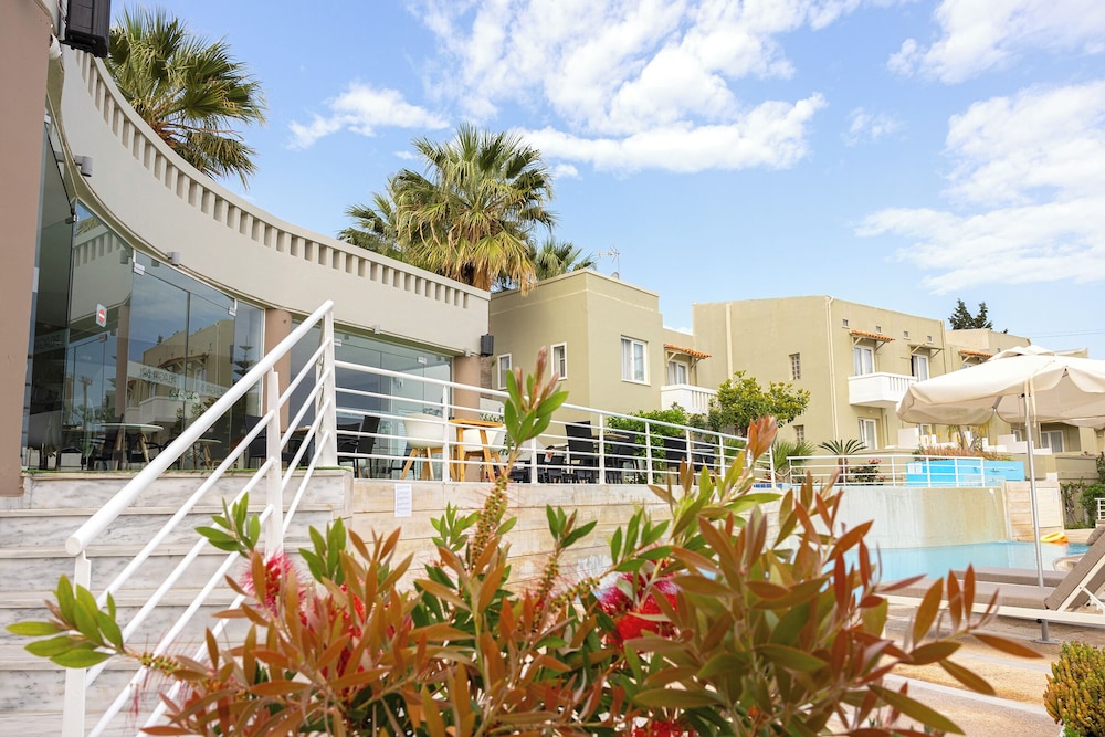 Pelagia Bay — Hotel building in Lygaria