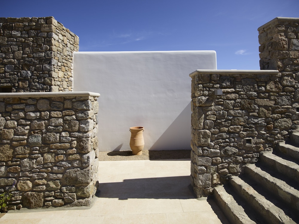 Bonzoe Suites & Villas — Hotel building in Mykonos Town, South Aegean