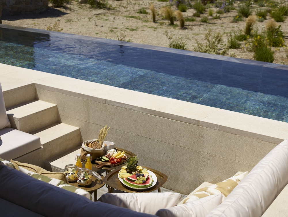 Bonzoe Suites & Villas — Swimming pool in Mykonos Town, South Aegean