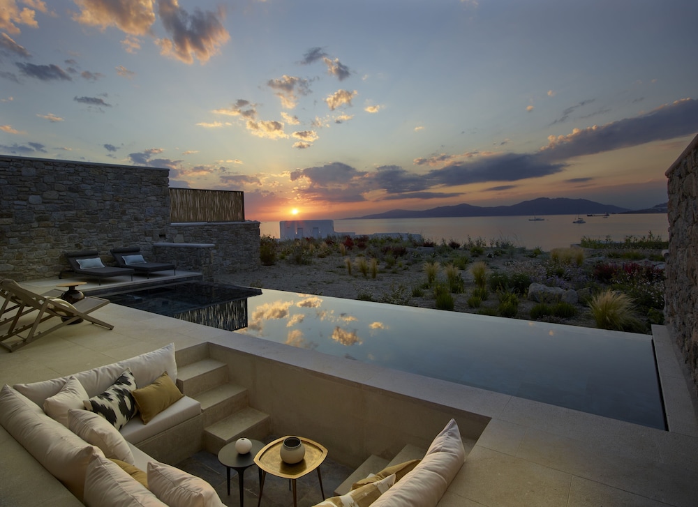 Bonzoe Suites & Villas — Swimming pool in Mykonos Town, South Aegean