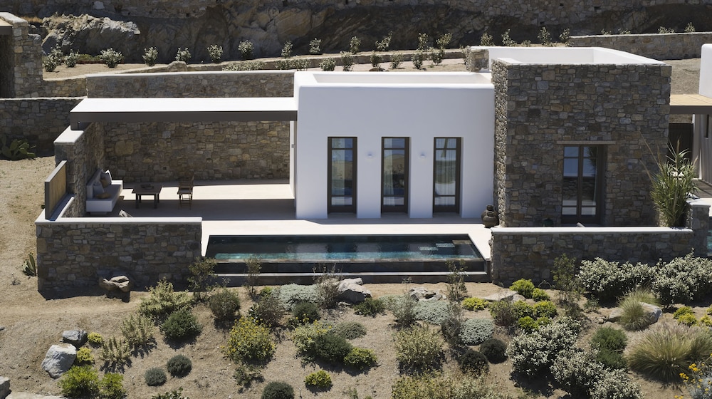 Bonzoe Suites & Villas — Swimming pool in Mykonos Town, South Aegean