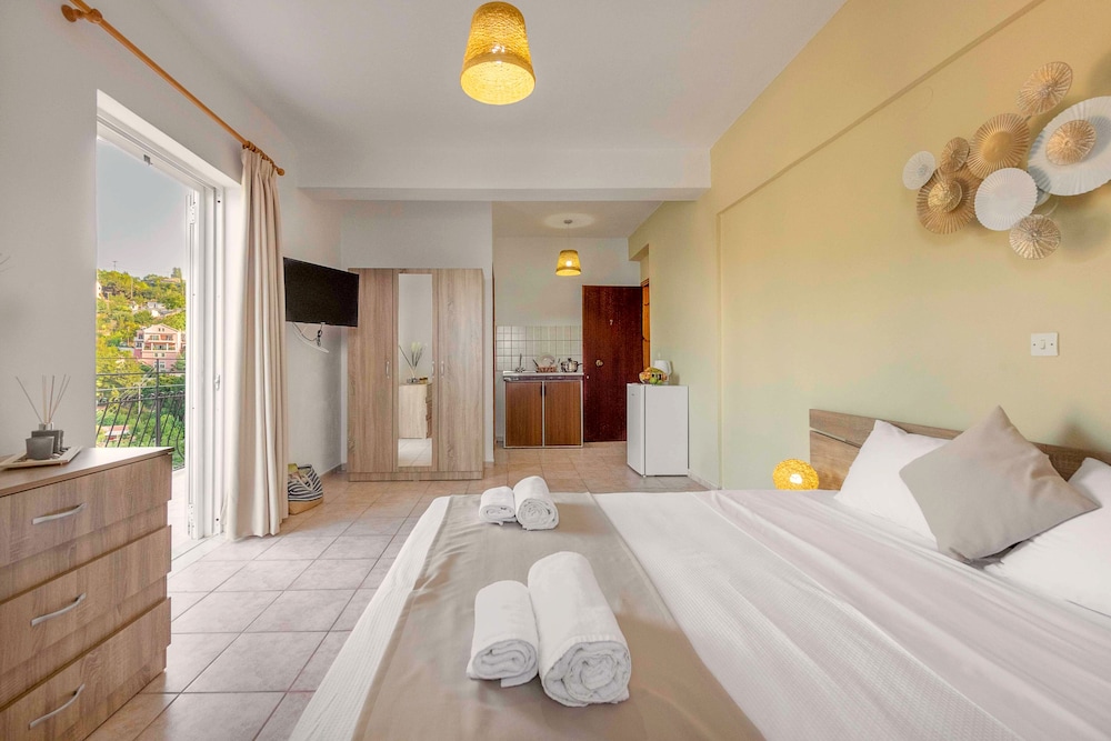 Faro Del Porto — Hotel rooms in Poros, Ionian Islands