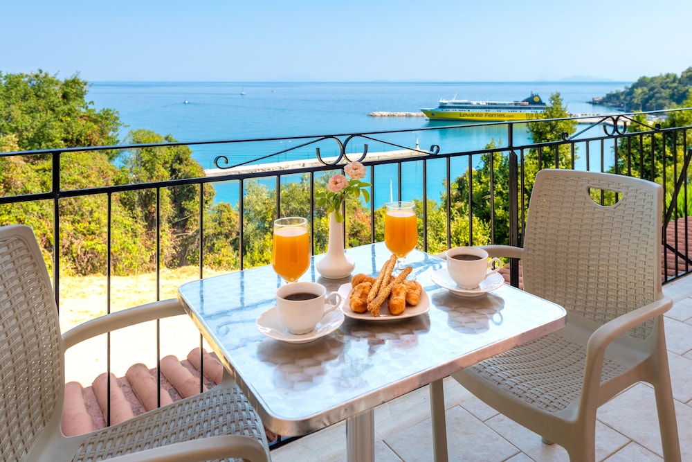 Faro Del Porto — Hotel rooms in Poros, Ionian Islands