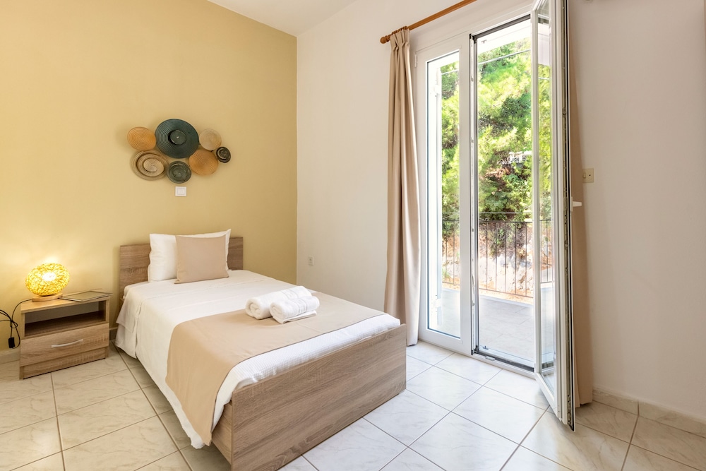 Faro Del Porto — Hotel rooms in Poros, Ionian Islands