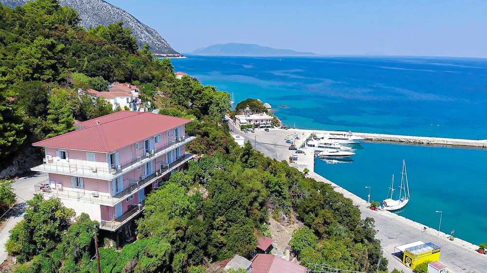 Faro Del Porto — Hotel building in Poros, Ionian Islands