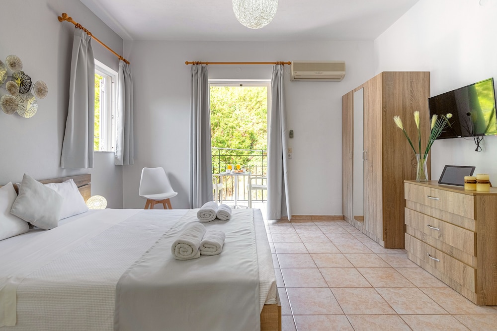 Faro Del Porto — Hotel rooms in Poros, Ionian Islands