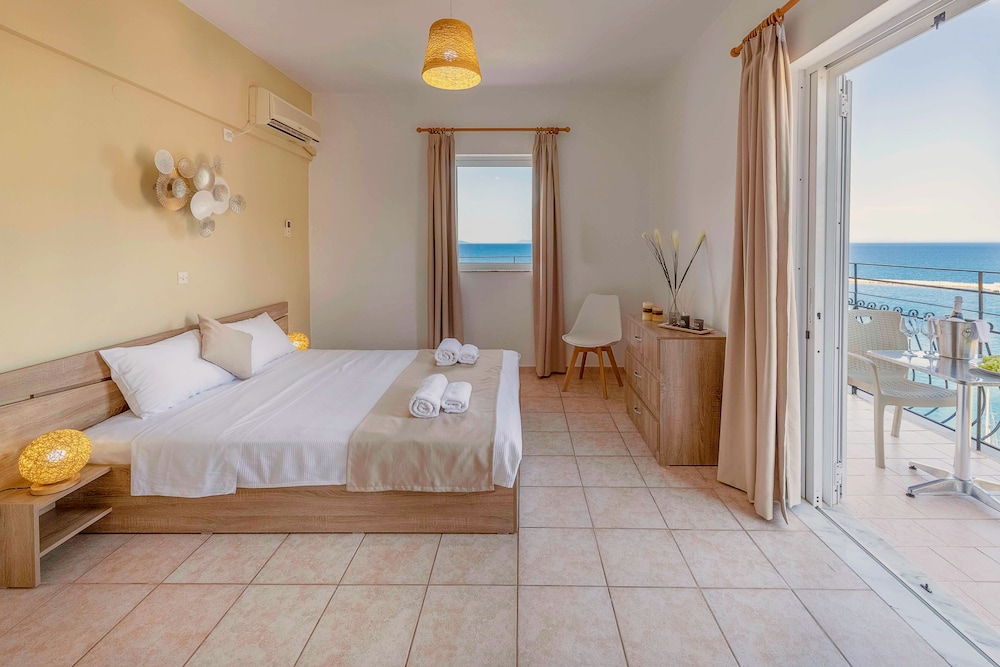 Faro Del Porto — Hotel rooms in Poros, Ionian Islands