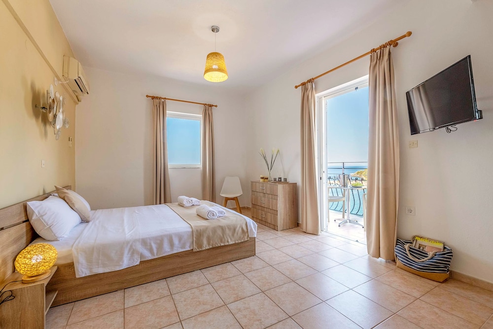 Faro Del Porto — Hotel rooms in Poros, Ionian Islands