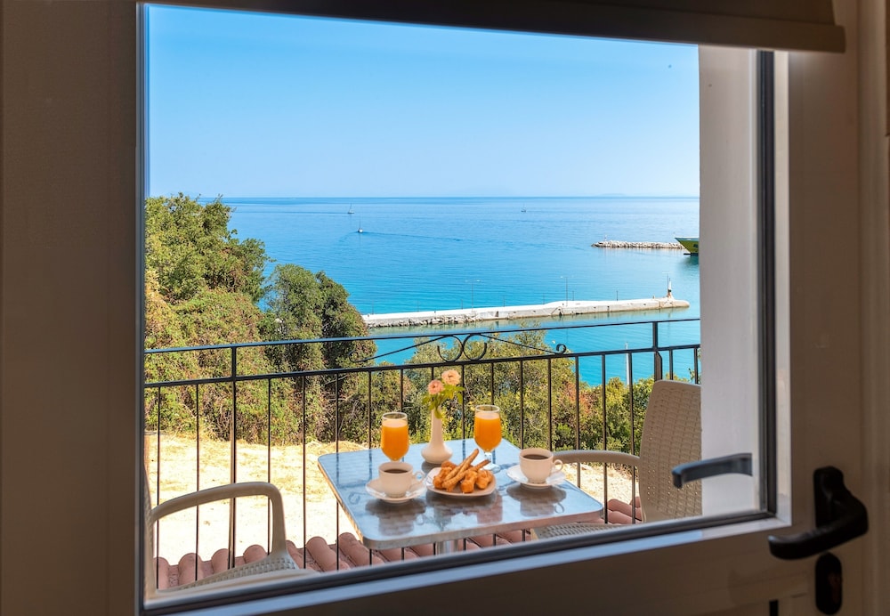 Faro Del Porto — Hotel rooms in Poros, Ionian Islands