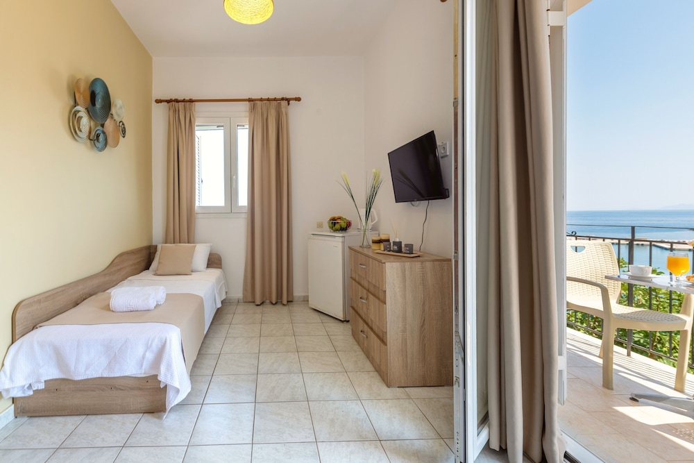 Faro Del Porto — Hotel rooms in Poros, Ionian Islands