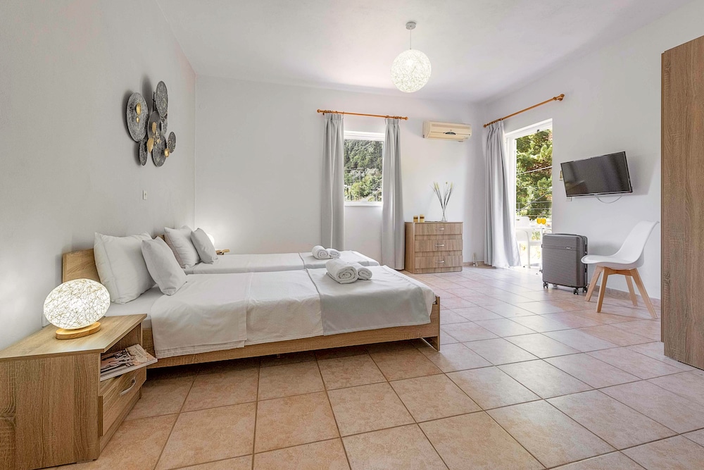 Faro Del Porto — Hotel rooms in Poros, Ionian Islands