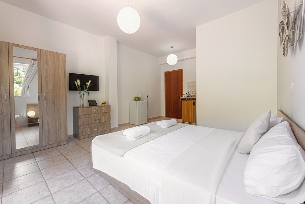 Faro Del Porto — Hotel rooms in Poros, Ionian Islands