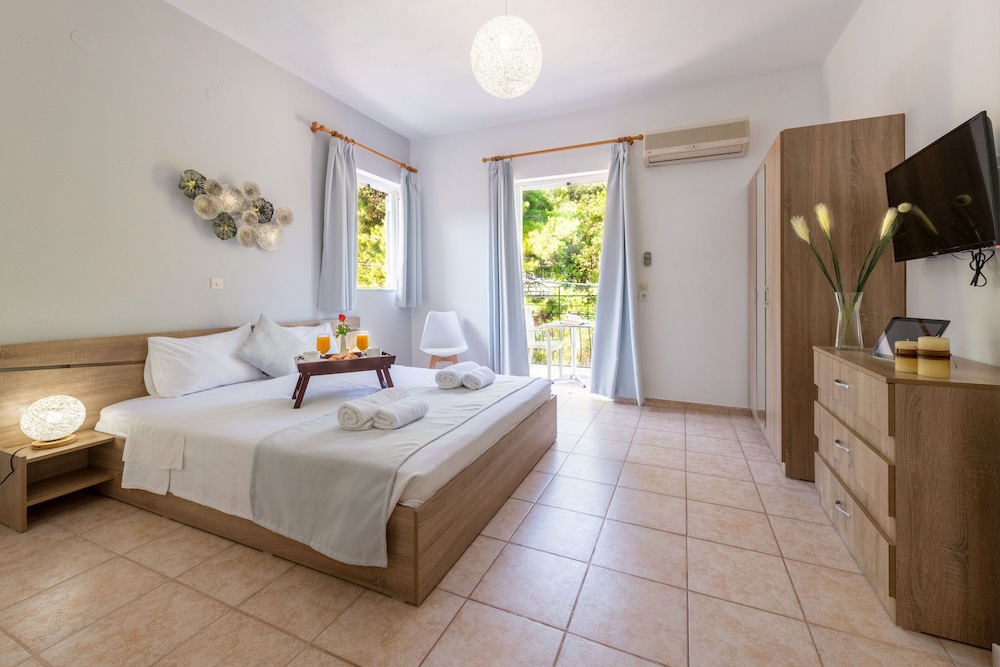 Faro Del Porto — Hotel rooms in Poros, Ionian Islands