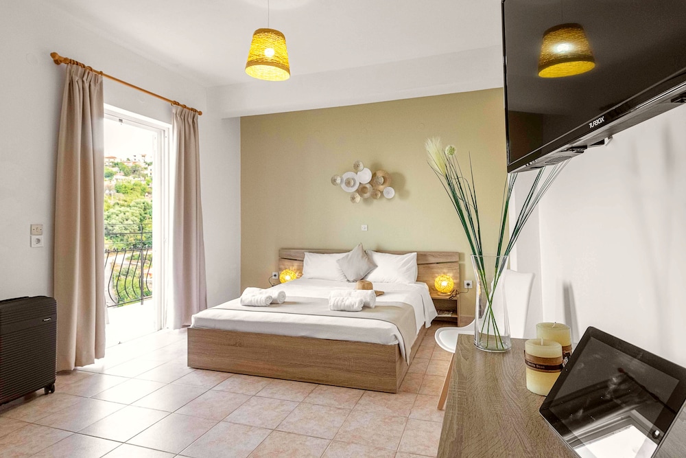 Faro Del Porto — Hotel rooms in Poros, Ionian Islands