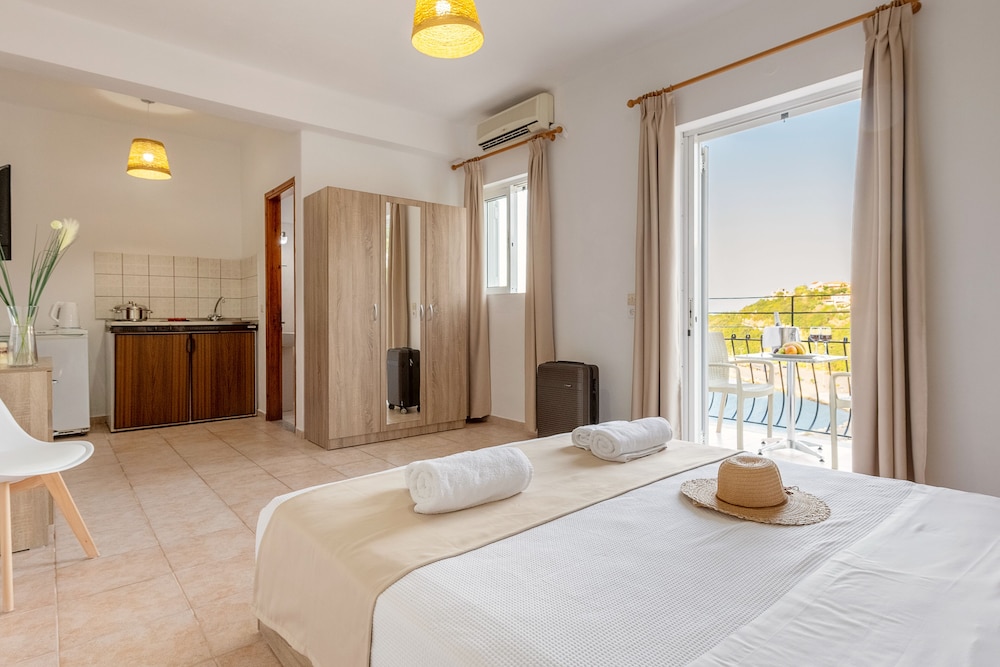 Faro Del Porto — Hotel rooms in Poros, Ionian Islands