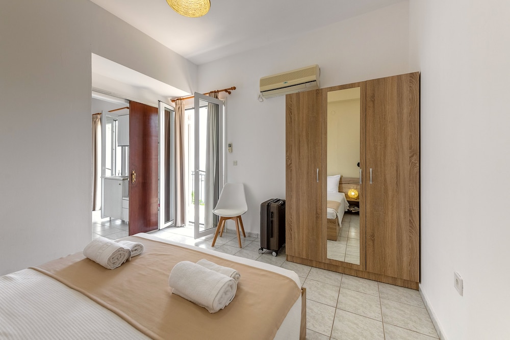 Faro Del Porto — Hotel rooms in Poros, Ionian Islands