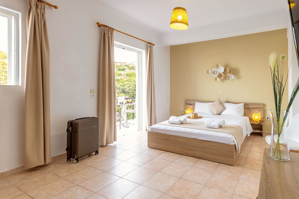 Faro Del Porto — Hotel rooms in Poros, Ionian Islands