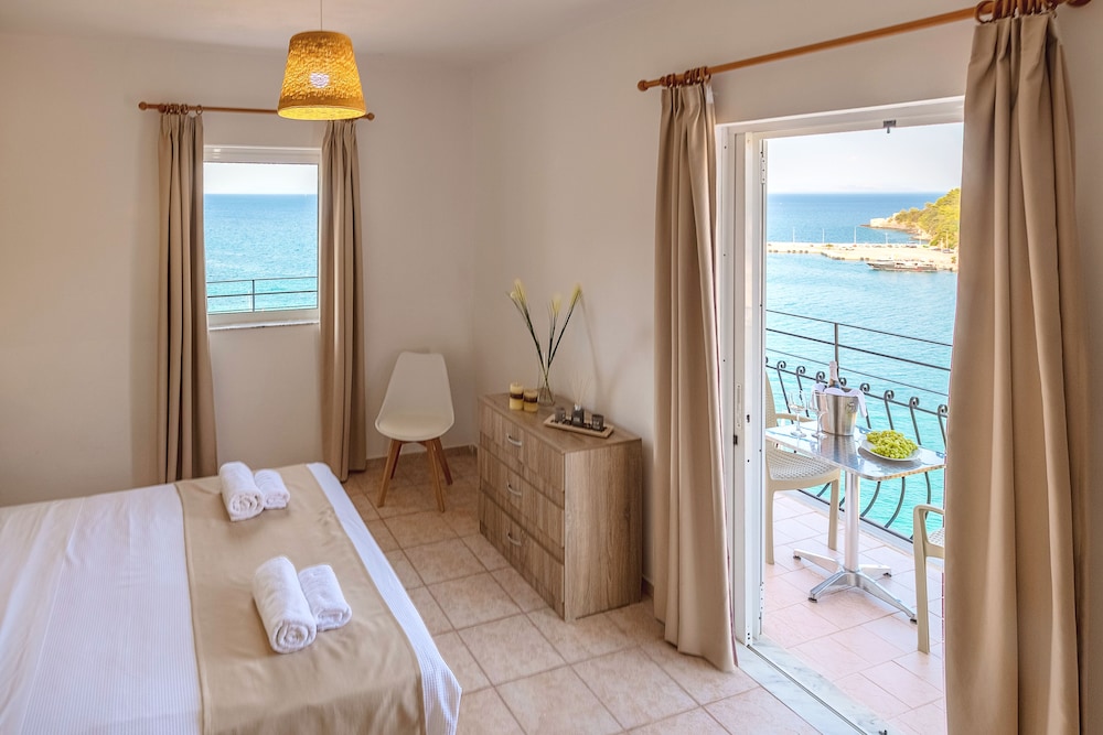 Faro Del Porto — Hotel rooms in Poros, Ionian Islands