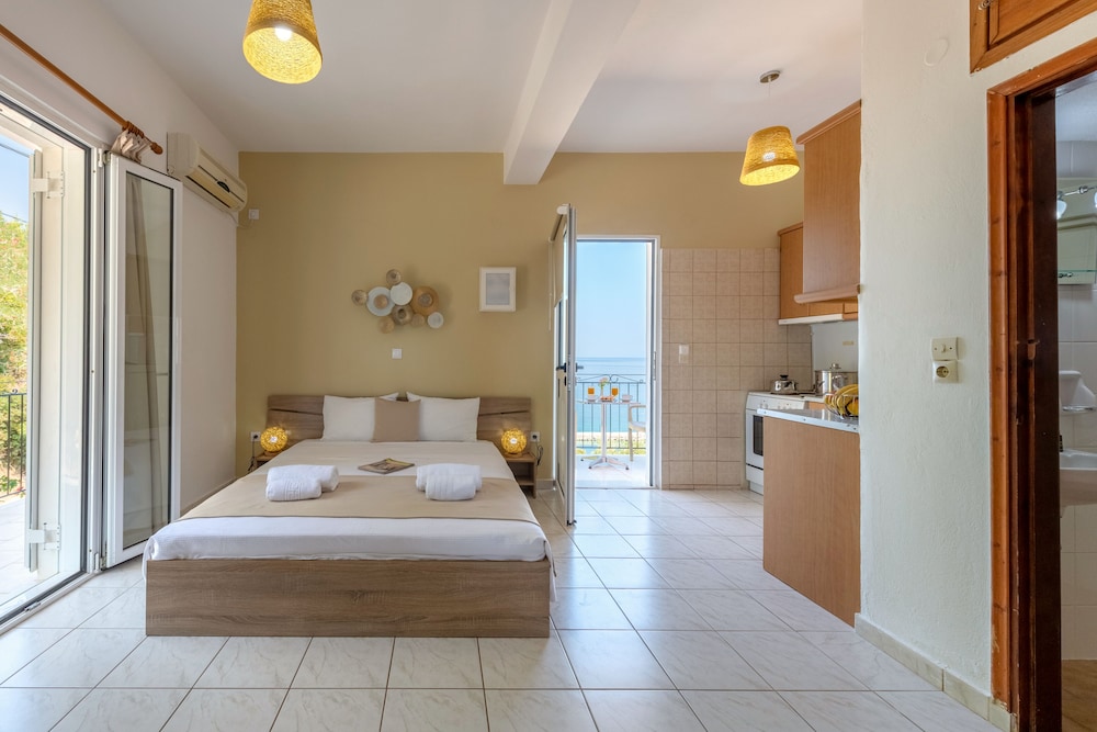 Faro Del Porto — Hotel rooms in Poros, Ionian Islands