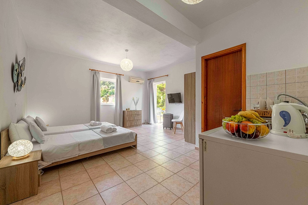 Faro Del Porto — Hotel rooms in Poros, Ionian Islands