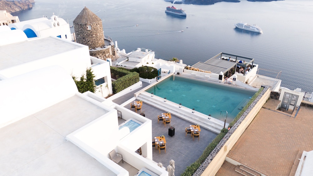 Aeifos Boutique Hotel — Swimming pool in Imerovigli, South Aegean