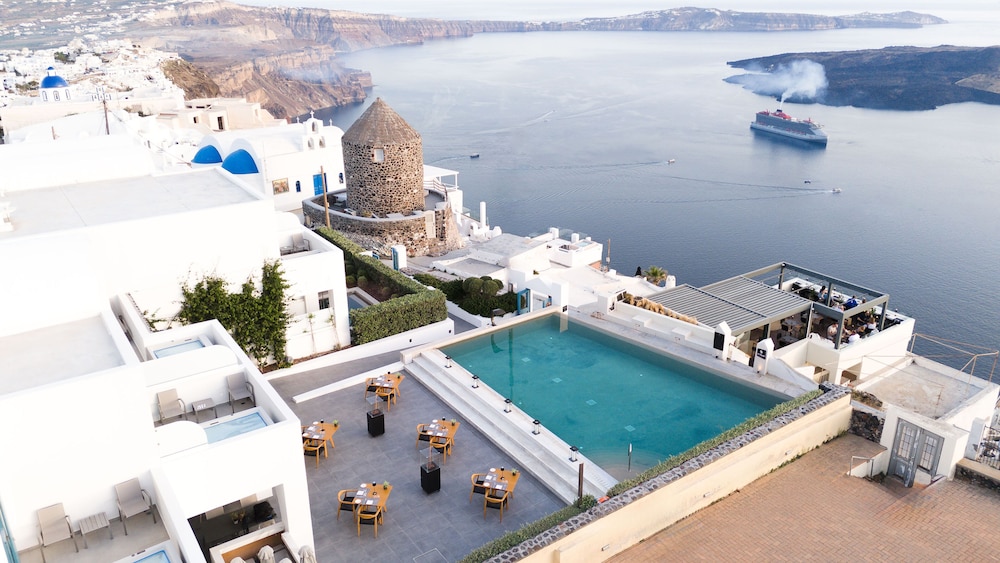 Aeifos Boutique Hotel — Swimming pool in Imerovigli, South Aegean
