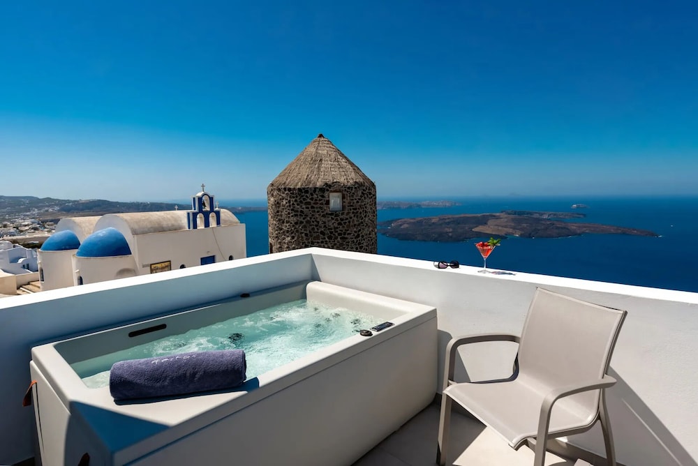 Aeifos Boutique Hotel — Swimming pool in Imerovigli, South Aegean