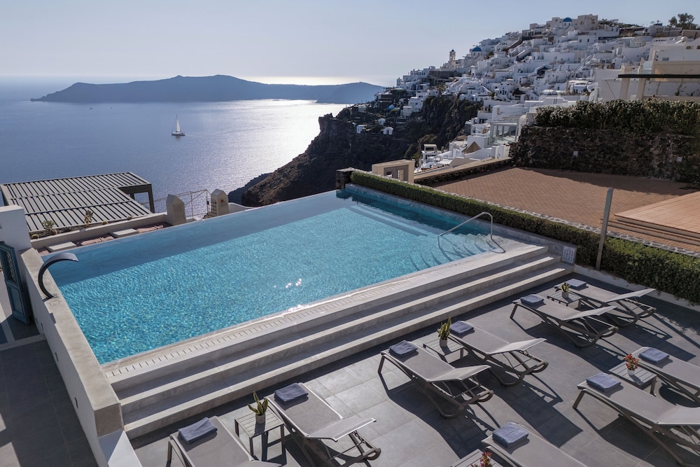 Aeifos Boutique Hotel — Swimming pool in Imerovigli, South Aegean