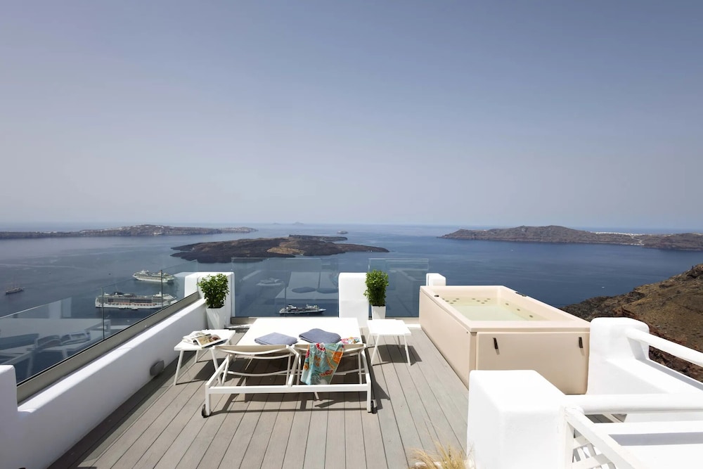 Aeifos Boutique Hotel — Swimming pool in Imerovigli, South Aegean