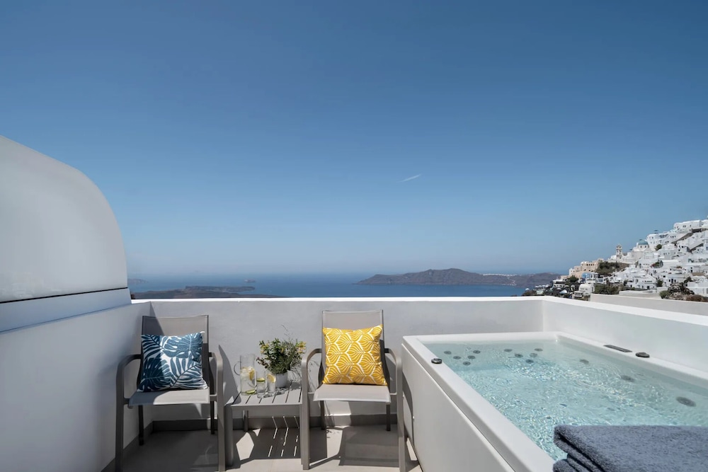 Aeifos Boutique Hotel — Swimming pool in Imerovigli, South Aegean