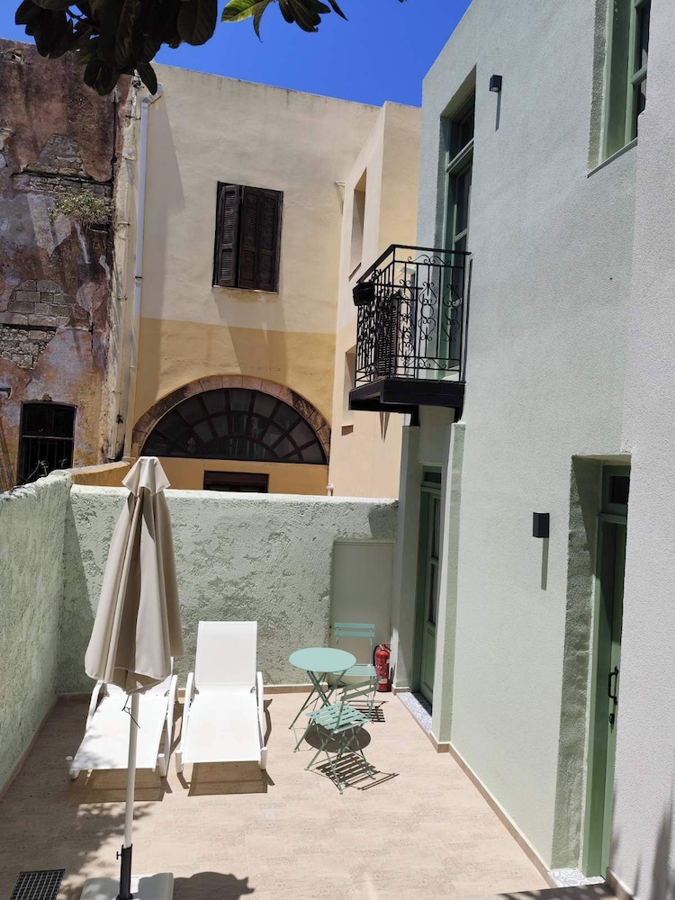 Hotel Acandia — Hotel building in Rhodes Town, South Aegean