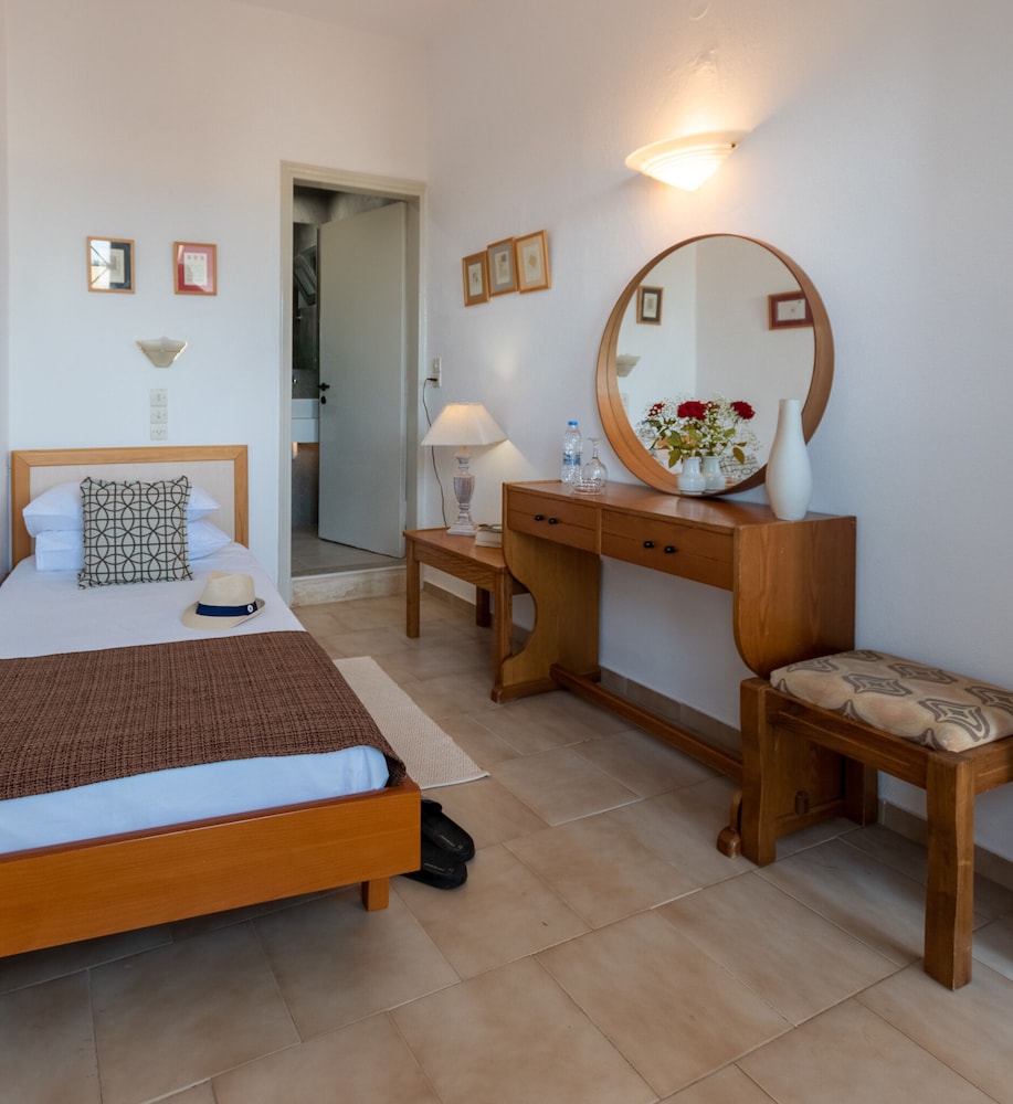 Dedalos Hotel — Hotel rooms in Malia