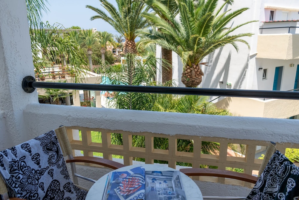 Dedalos Hotel — Swimming pool in Malia