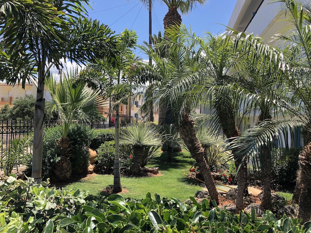 Dedalos Hotel — Hotel building in Malia