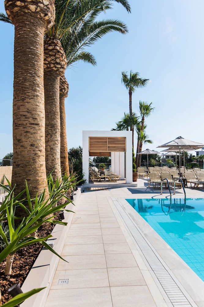 Dedalos Hotel — Swimming pool in Malia