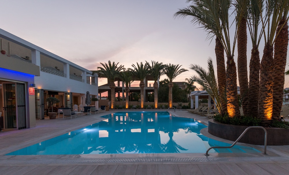 Dedalos Hotel — Swimming pool in Malia