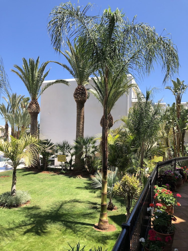 Dedalos Hotel — Hotel building in Malia
