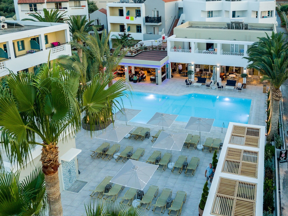 Dedalos Hotel — Swimming pool in Malia